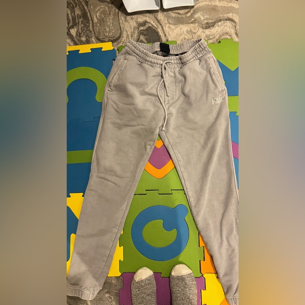 KITH SWEATS MEN & WOMEN IN GREY